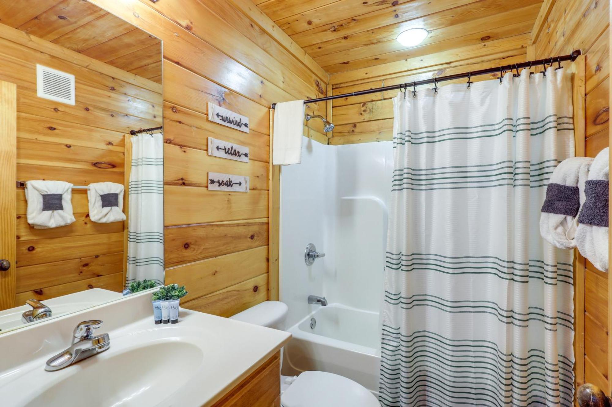 Pigeon Forge Cabin Rental With Decks And Hot Tub! Экстерьер фото